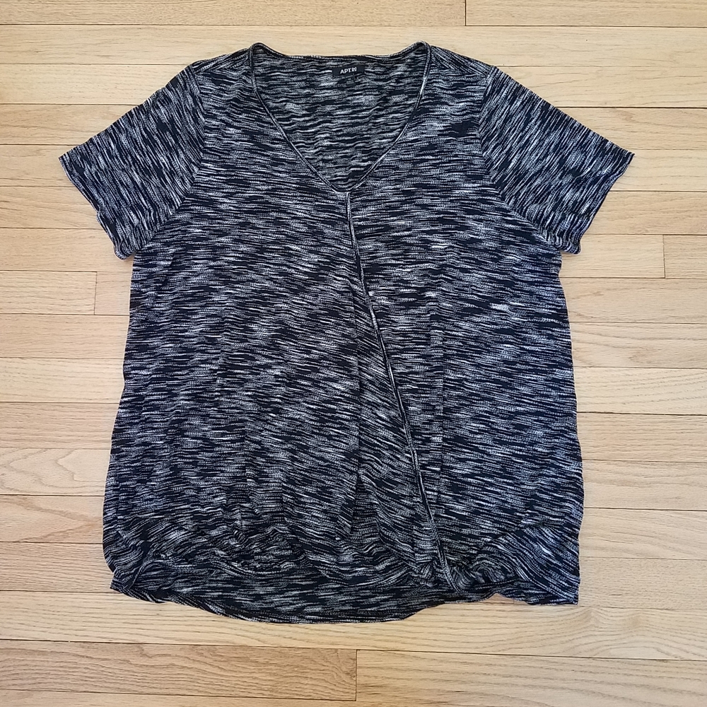 Women's Apt.9 black and white vneck top size 1X